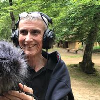 Ex-mécanicienne d’hélicoptère au sein de l’armée, Mylène Pardoën a un visage sculpté, des cheveux très courts, et des yeux qui brillent dans lesquels on verrait presque défiler toutes les époques qu’elle a explorées.