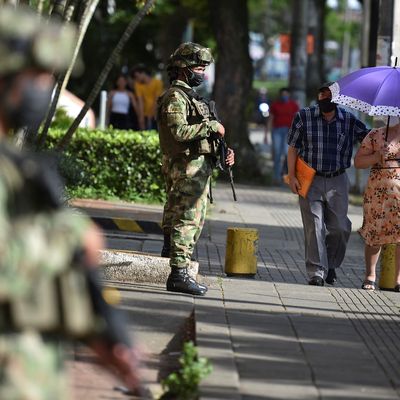 Des soldats patrouillent dans les rues de Cali, après des manifestations meurtrières contre le gouvernement du président Ivan Duque (31 mai 2021).