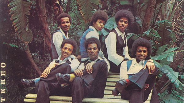 Pochette de l'album "La Colosa" du groupe Voz de Cabo Verde