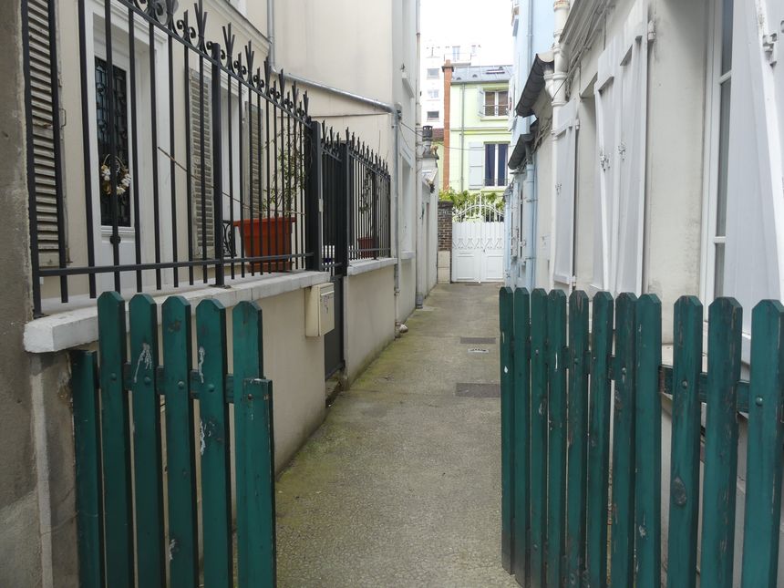On accède à l'impasse en poussant un petit portail en bois