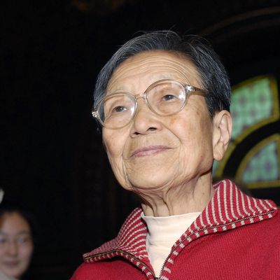 Cai Ni, descendante de révolutionnaires communistes chinois qui ont vécu et travaillé à Montargis, visite le musée Girodet avec son mari. (29.06.2007)