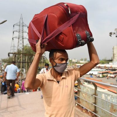 Inquiétés par le confinement et la baisse d'activité dans tous les secteurs, de nombreux travailleurs immigrés ont dû revenir dans leur pays natal.