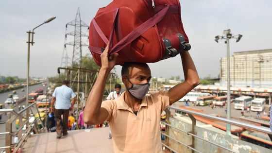 Inquiétés par le confinement et la baisse d'activité dans tous les secteurs, de nombreux travailleurs immigrés ont dû revenir dans leur pays natal. ©Getty