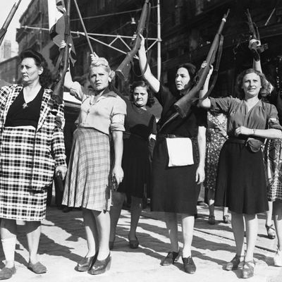 Des femmes résistantes du brandissent leurs armes utilisées contre les nazis, à Marseille avant l’entrée des alliés la ville est libérée, elle participent à un défilé pour fêter la Libération en septembre 1944.