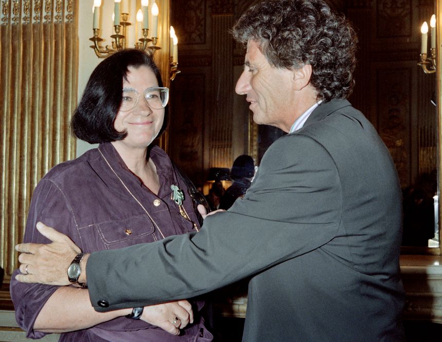 Jack Lang, alors ministre de la Culture, décerne l'insigne de "Commandeur des Arts et Lettres" à Christa Wolf, l'une des écrivaines les plus connues de l'ex-Allemagne de l'Est communiste (12.09.1990, Paris)