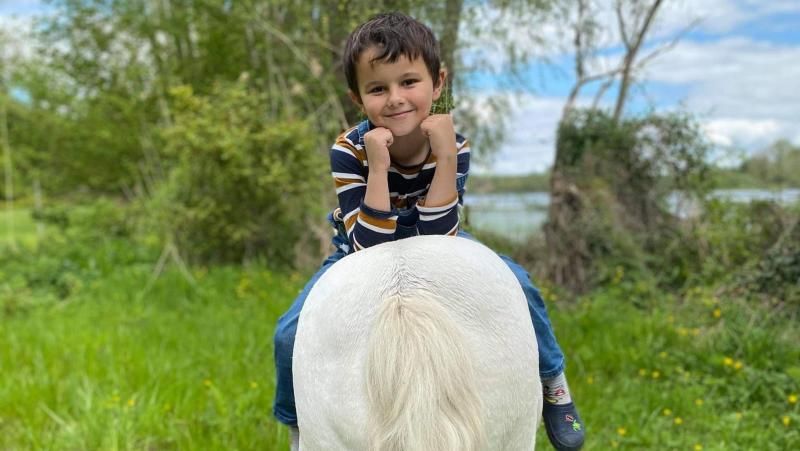 Marceau a 7 ans et des rêves plein la tête, il aimerait rencontrer Michou et Wejdene.