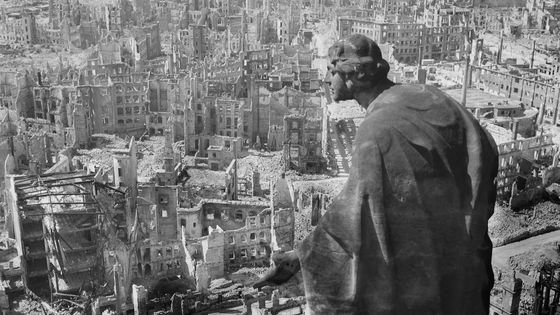 Photographie de Dresde depuis l'Hôtel de ville par Richard Peter en 1945. - Deutsche Fotothek/picture alliance via Getty Images