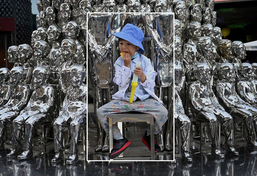 L'enfant est la seule touche de couleur dans un univers gris métallique. « Comme si le pays était gelé et lui, aspirant à la liberté, coincé là, dans cet univers dystopique. »