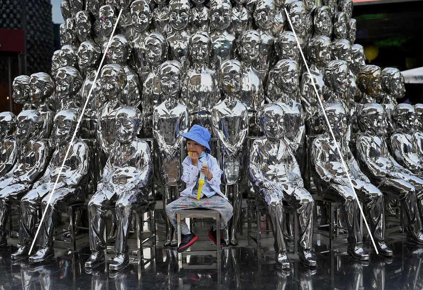 Un petit enfant qui semble porter sur ses frêles épaules insouciantes tout le poids de la pyramide des âges chinoise.