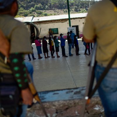 La police communautaire monte la garde dans un bureau de vote de la communauté Nahuat d'Ayahualtempa, dans l'État de Guerrero, au Mexique, le 6 juin 2021.