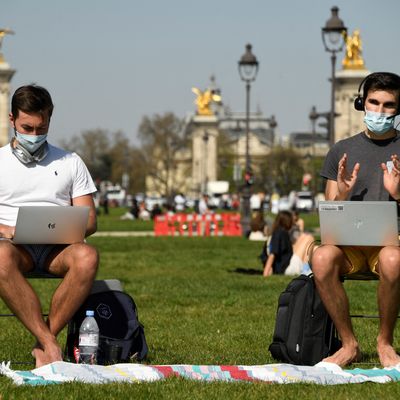 Devant les Invalides à Paris, le 31 mars