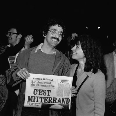 Partisans de François Mitterrand fêtant sa victoire Place de la Bastille le 10 mai 1981