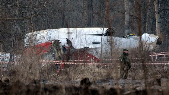 Une partie de la population polonaise considère aujourd'hui que le crash de l'avion présidentiel est lié à un attentat russe ©AFP - NATALIA KOLESNIKOVA