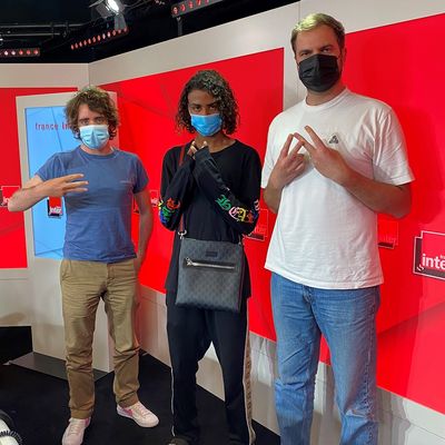 Le rappeur Luv Resval avec Éric et Quentin