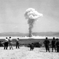 Champignon nucléaire de "Gerboise bleue", nom de code de l'essai nucléaire destiné à tester la première arme nucléaire de la France, le 13 février 1960, près de Reggane dans le Sahara algérien.
