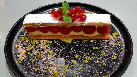 Mille feuilles à la framboise, mousseline à la rose