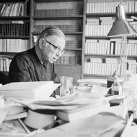 L'écrivain et philosophe Jean-Paul Sartre (1905-1980) chez lui.