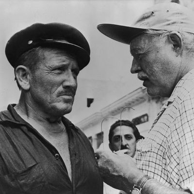 Ernest Hemingway et l'acteur Spencer Tracy sur le tournage du film "Le Vieil homme et la mer" de John Sturges en 1958