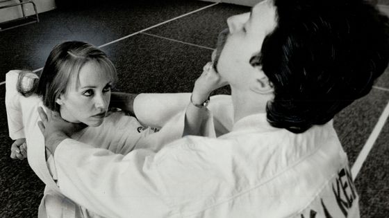 Une étudiante de l'Université York (Toronto, Canada) en cours de self-defense, 1982. Photo : Bob Olsen. ©Getty