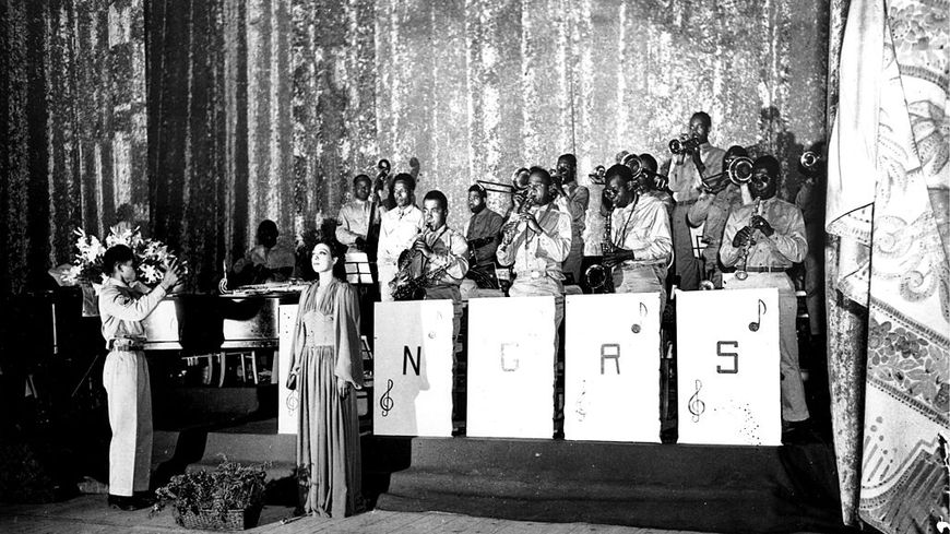 Le 17 mai 1943, Joséphine Baker se produit devant les soldats américains, avec un orchestre de cuivre de l'armée américaine, à Oran en Algérie