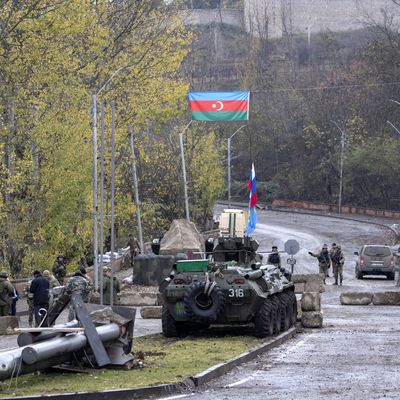 Le 22 novembre 2020, des soldats de la paix russes montent la garde à l'extérieur de la ville de Choucha, les combats avaient repris dans la région contestée du Haut-Karabakh.