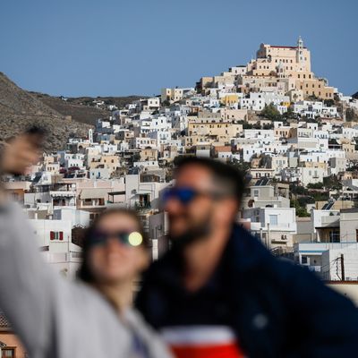 Des touristes posent pour un selfie sur le pont supérieur d'un ferry entre le port du Pirée à Athènes et l'île de Mykonos, en Grèce, avec un arrêt sur l'île de Siros, le 4 octobre 2020.