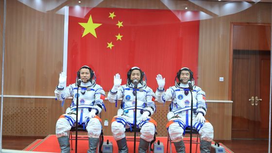 Les taïkonautes Tang Hongbo, Liu Boming et Nie Haisheng avant le décollage de la fusée Longue-Marche 2F à Jiuquan, le 17 juin 2021. ©Getty - VCG / Contributeur / Visual China Group