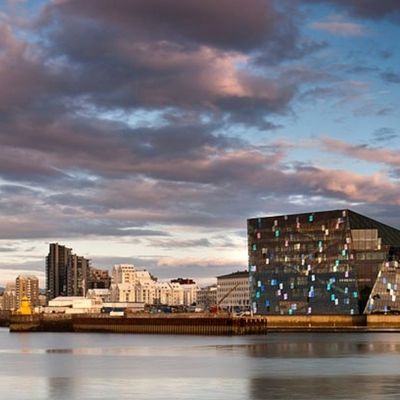 Harpa Concert Hall And Conference Centre, oeuvre du cabinet d'architecte danois Henning Larsen Architects en collaboration avec l'artiste danois Olafur Eliasson . Reykjavik, Islande