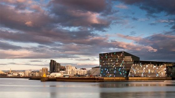 Harpa Concert Hall And Conference Centre, oeuvre du cabinet d'architecte danois Henning Larsen Architects en collaboration avec l'artiste danois Olafur Eliasson . Reykjavik, Islande ©Getty - View Pictures/Universal Images Group