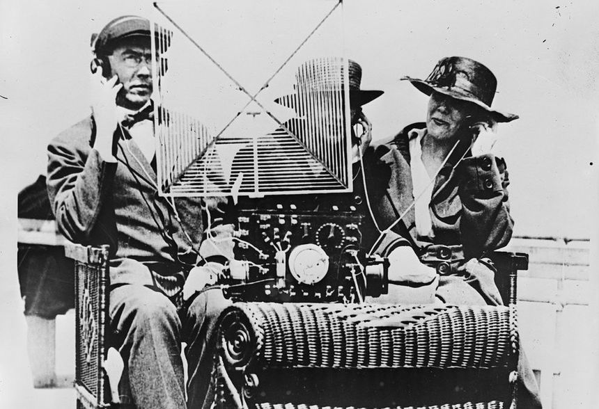 En auto (radio), des promeneurs écoutent un concert par TSF, datée de 1920