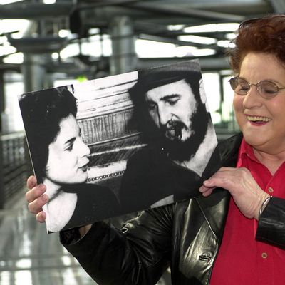 Marita Lorenz en 2001 avec une photo d'elle et de Fidel Castro