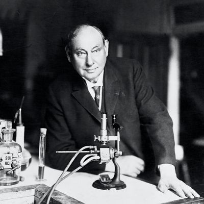 Harvey Wiley dans le laboratoire de chimie du ministère de l’agriculture à Washington, USA. Photo non datée.