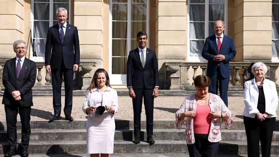 Les ministres des finances du G7 : Daniele Franco (Italie), Bruno Le Maire (France), Chrystia Freeland (Canada), Rishi Sunak (Royaume-Uni), Olaf Scholz (Allemagne), Janet Yellen (États-Unis) et Kristalina Georgieva (FMI) à Lancaster House, à Londres, ©AFP - HENRY NICHOLLS