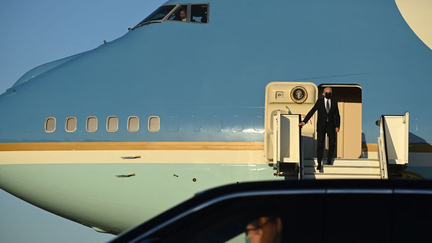 Joe Biden s'apprête à descendre d'Air Force 1 à son arrivée sur le sol européen, sur l'aéroport militaire de Melsbroek, près de Bruxelles le 13 juin 2021