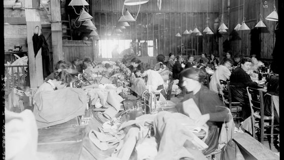 Ouvrières du textile pendant la première guerre mondiale, Touraine. Elles furent à l'initiative d'importantes grèves en 1917-18. - Archives de l'Atelier -creative commons-