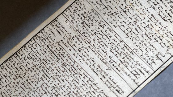 En 2014 à l'Institut des Lettres et des Manuscrits de Paris le manuscrit des "120 journées de Sodome" du Marquis de Sade oeuvre écrite quand il était emprisonné à la Bastille en 1785. ©AFP - MARTIN BUREAU / AFP