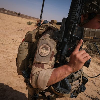 Burkina Faso, avril 2021 : des soldats français patrouillent dans le désert du Sahel dans le cadre de l'opération Barkhane