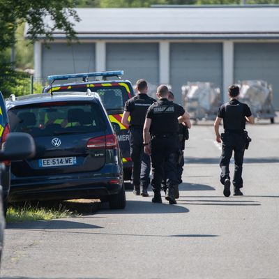 Recherche d’un homme armé en fuite au Lardin-Saint-Lazare. Des groupes de gendarmes se préparent à quitter le poste de commandement. La Bachellerie. Dordogne. France. 30 mai 2021.