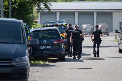 Recherche d’un homme armé en fuite au Lardin-Saint-Lazare. Des groupes de gendarmes se préparent à quitter le poste de commandement. La Bachellerie. Dordogne. France. 30 mai 2021. Recherche d’un homme armé en fuite au Lardin-Saint-Lazare. Des groupes de gendarmes se préparent à quitter le poste de commandement. La Bachellerie. Dordogne. France. 30 mai 2021.