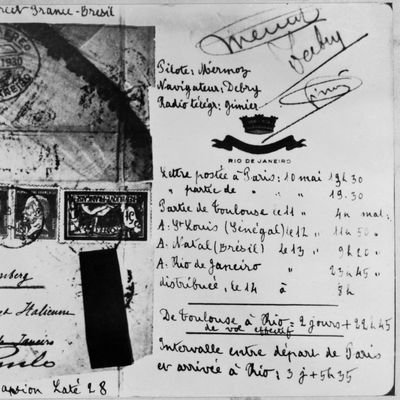 Une carte postale transportée durant le premier vol de l’aérospatiale transatlantique entre Toulouse et Rio de Janeiro, dans un avion piloté par Jean Mermoz le 1er mai 1930.