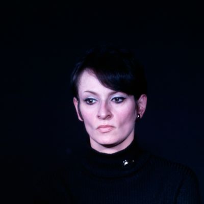 Portrait de l’auteure-compositrice et interprète Barbara lors de son concert à l'Olympia.