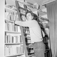 Patrick Modiano chez lui à Paris en 1969