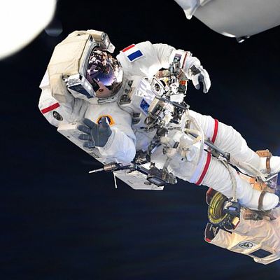 Thomas Pesquet au cours d'une sortie extra-véhiculaire (EVA) depuis la Station spatiale internationale. (credit : CNES / NASA)