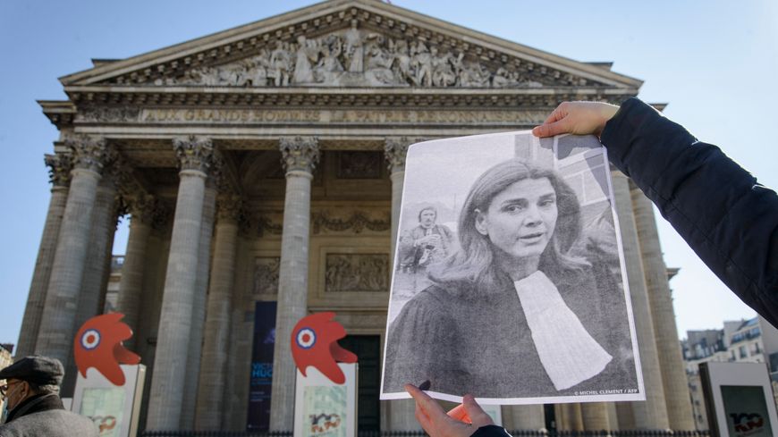 Rassemblement en faveur de l'enterrement au Panthéon de l'avocate Gisèle Halimi le 7 mars 2021.