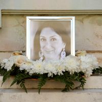 La journaliste maltaise a été tuée le 16 octobre 2017 par une bombe placée sous sa voiture, provoquant un émoi populaire qui lui dressa un sanctuaire au pied d'un monument de la La Valette (photo prise le 19 octobre 2017).