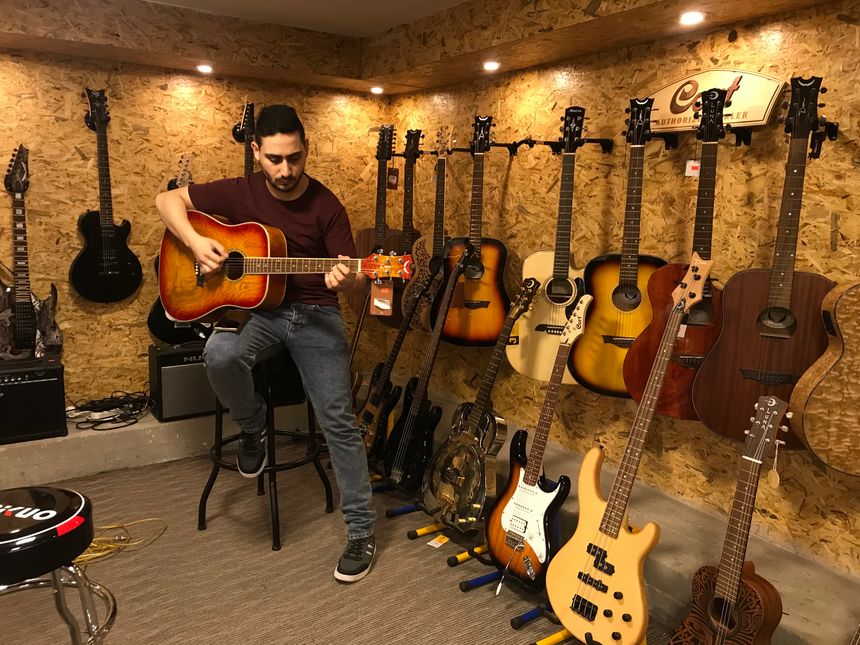 Raji al-Jaru, jeune gazaoui de 27 ans, chanteur du groupe Opsrey V, dans son magasin de musique à Gaza City. Le 1er juillet 2021.