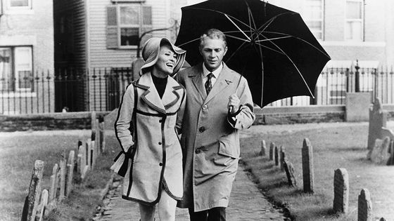 Steve McQueen et Faye Dunaway sur le tournage du film l'Affaire Thomas Crown, 1968 ©Getty - Silver Screen Collection