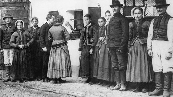 Béla Bartók enregistre des mélodies traditionnelles dans le village de Darazs en Hongrie, en 1909 ©Getty - Apic