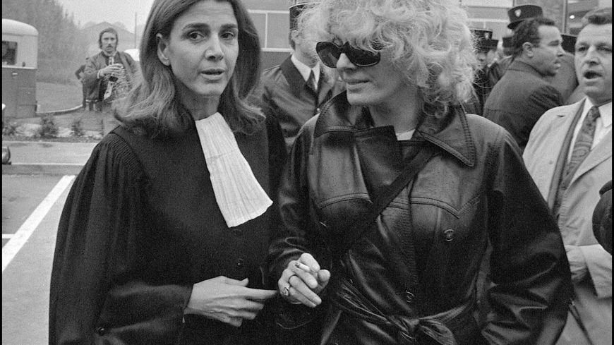 L'avocate Gisèle Halimi, en compagnie de l'actrice Delphine Seyrig, 11 octobre 1972 à Bobigny, lors du procès de Marie-Claire Chevalier, poursuivie pour avoir avorté.