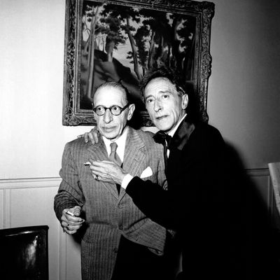 Igor Stravinsky et Jean Cocteau photographiés à l'occasion d'une représentation d'Oedipus Rex à Paris, le 19 mai 1952
